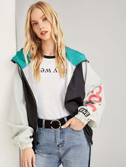 Cazadora con capucha de color block con estampado de letra