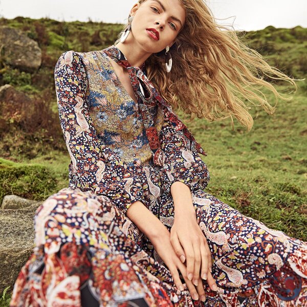 

Tie Neck Ruffle Hem Ditsy Floral Dress