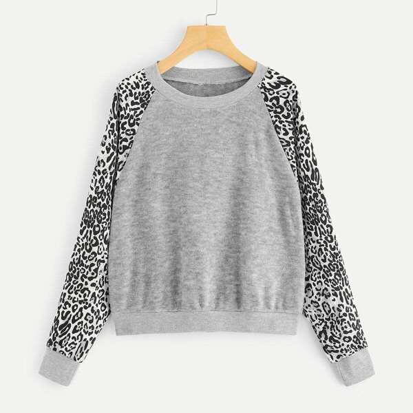 

Leopard Print Raglan Sleeve Sweatshirt