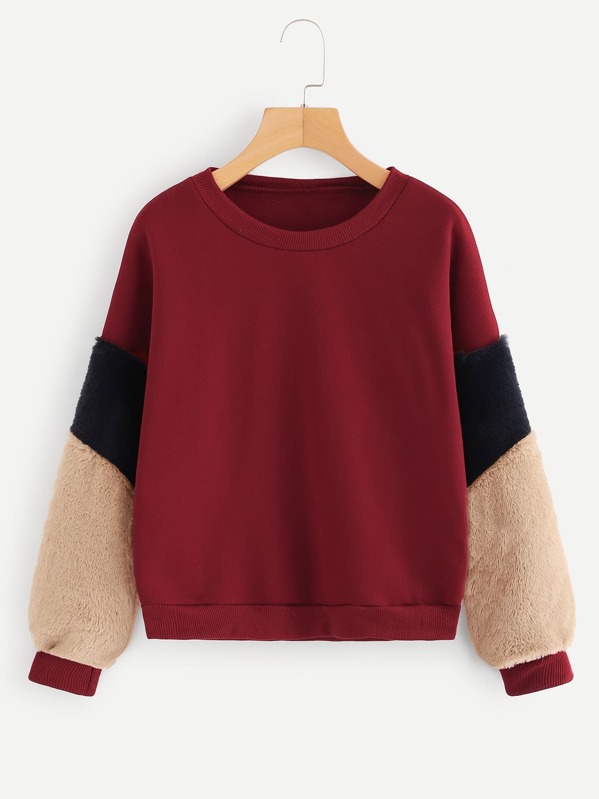 

Контрастный свитшот с контрастным искусственным мехов на рукавах, null