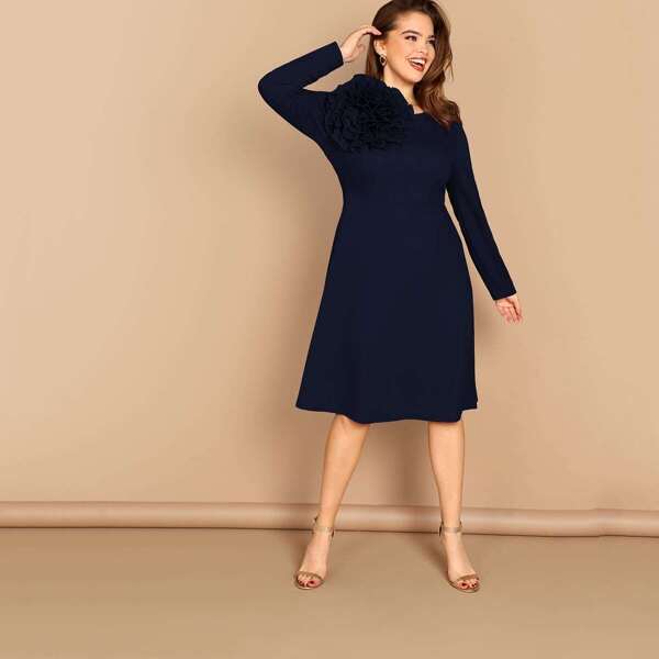 

Plus Exaggerate Applique Keyhole Back Solid Dress
