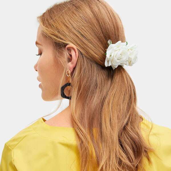 

Flower Decorated Hair Pin