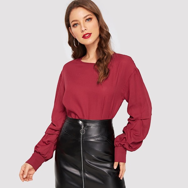 

Keyhole Back Gathered Sleeve Top