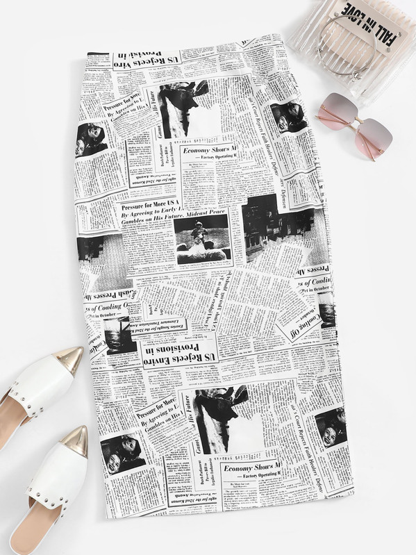

Newspaper Print Split-back Skirt, Black and white