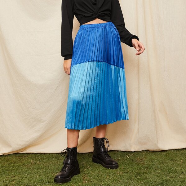 

Cut-and-Sew Chevron Pleated Skirt