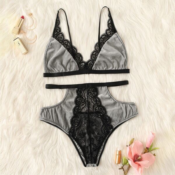 

Contrast Lace Cut-out Velvet Lingerie Set