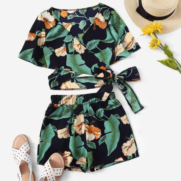 

Plus Floral Print Surplice Front Knot Top With Shorts