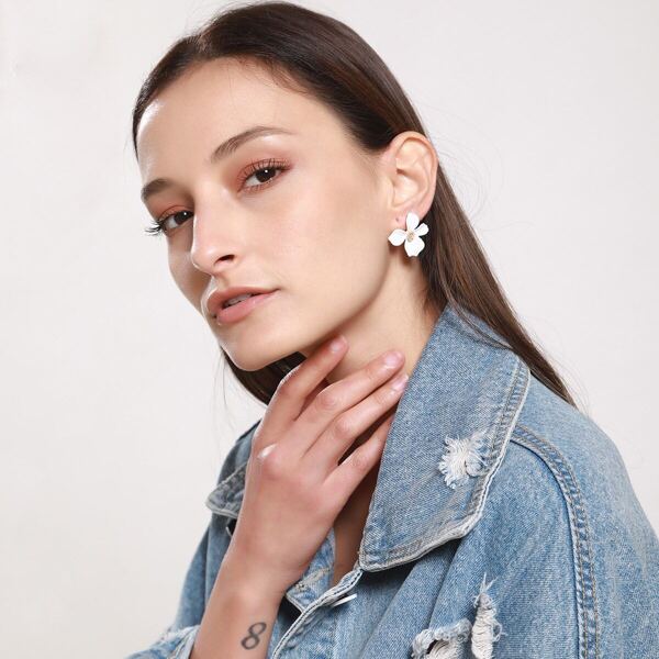 

Flower Shaped Stud Earrings 1pair