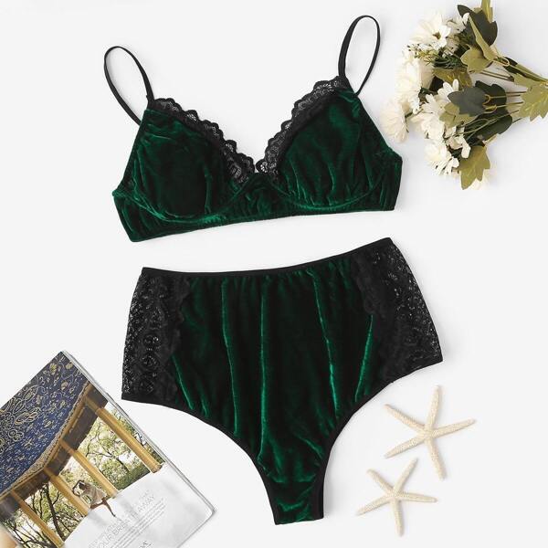

Plus Floral Lace Velvet Lingerie Set