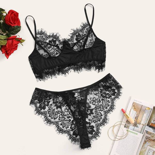 

Plus Floral Lace Scallop Trim Lingerie Set