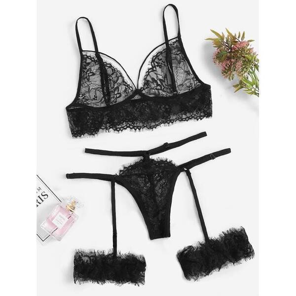 

Plus Floral Lace Garter Lingerie Set
