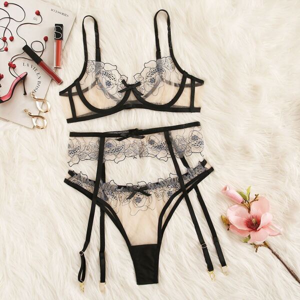 

Plus Floral Lace Sheer Garter Lingerie Set