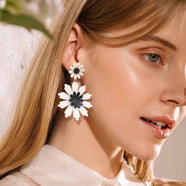 

Double Daisy Drop Earrings 1pair, Black and white