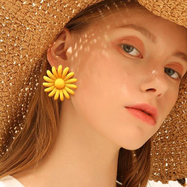 

Triple Daisy Design Stud Earrings 1pair