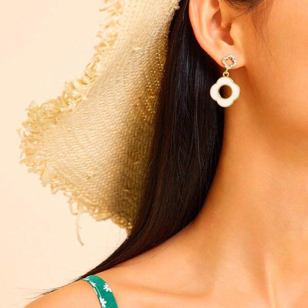 

Rhinestone Engraved Clover Drop Earrings 1pair