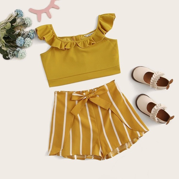 

Girls Ruffle Trim Top & Striped Petal Hem Shorts Set