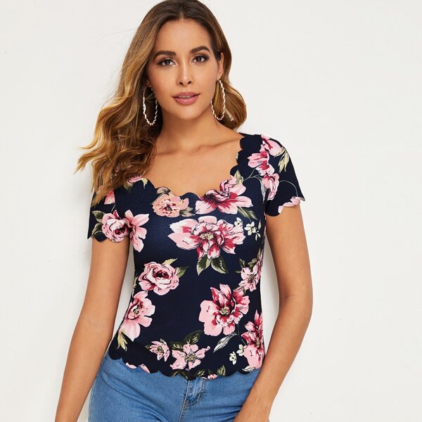 

Scallop Trim Floral Print Top