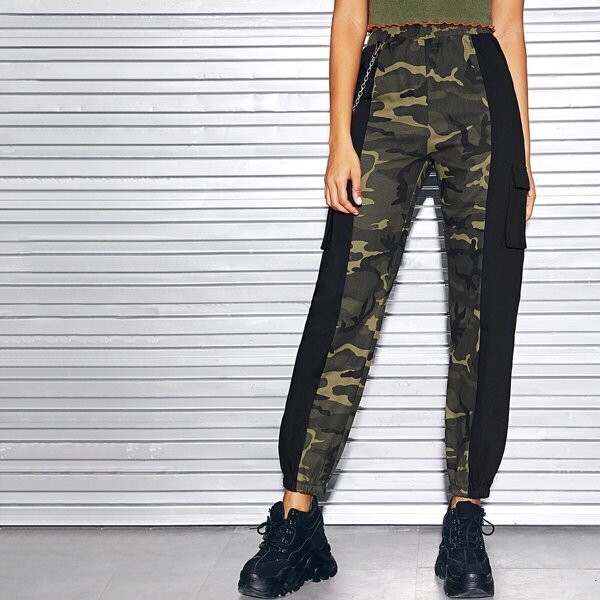 

Camo Print Chain Detail Cargo Pants