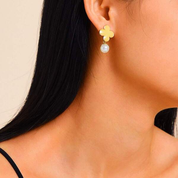 

Clover Faux Pearl Drop Earrings 1pair