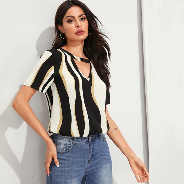

Keyhole Neck Wave Striped Top