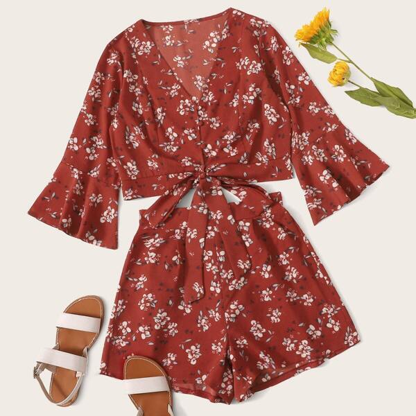 

Plus V-neck Ditsy Floral Print Tie Front Top With Shorts