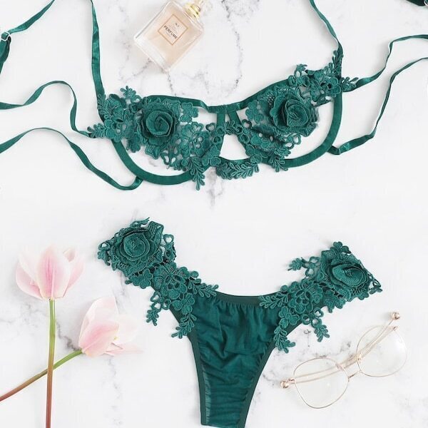 

Plus Flower Appliques Lingerie Set