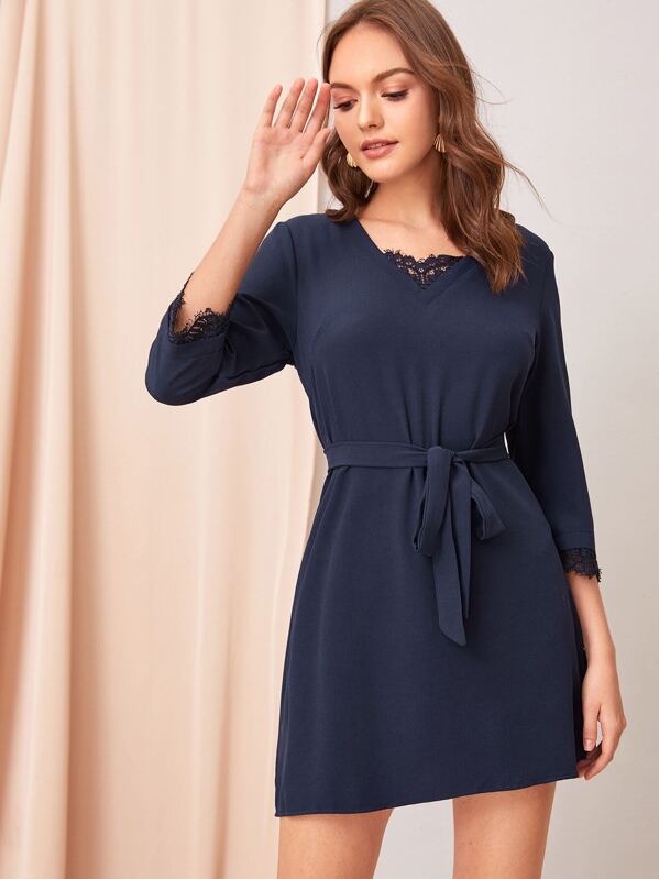 

Однотонное платье с поясом и кружевом, Natalia