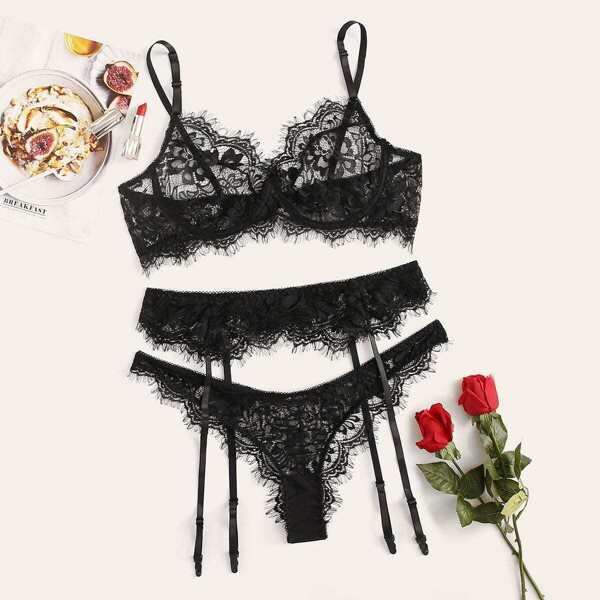 

Plus Floral Lace Garter Lingerie Set