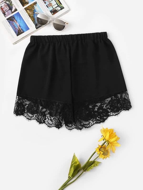 

Plus Contrast Lace Trim Elastic Waist Shorts, Black