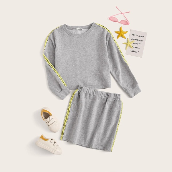 

Girls Contrast Letter Tape Sweatshirt & Pocket Back Skirt Set, Grey