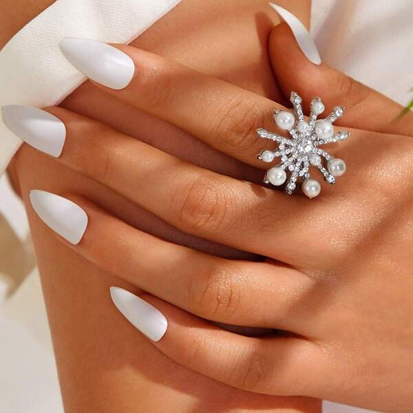 

Rhinestone Engraved Flower Ring 1pc