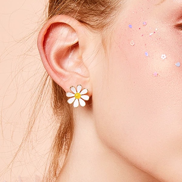 

Daisy Design Stud Earrings 1pair