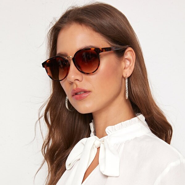 

Tortoiseshell Frame Flat Lens Sunglasses