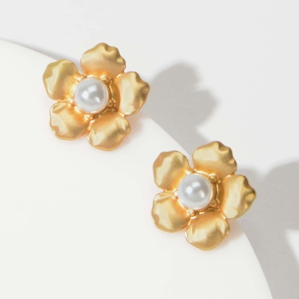

Faux Pearl Decor Flower Stud Earrings 1pair