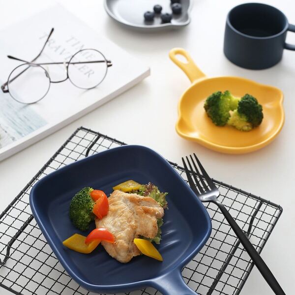 

Solid Ceramic Plate With Handle 1pc