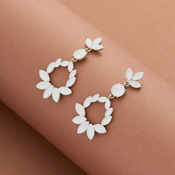 

Mother Of Pearl Detail Circle Leaf Earrings