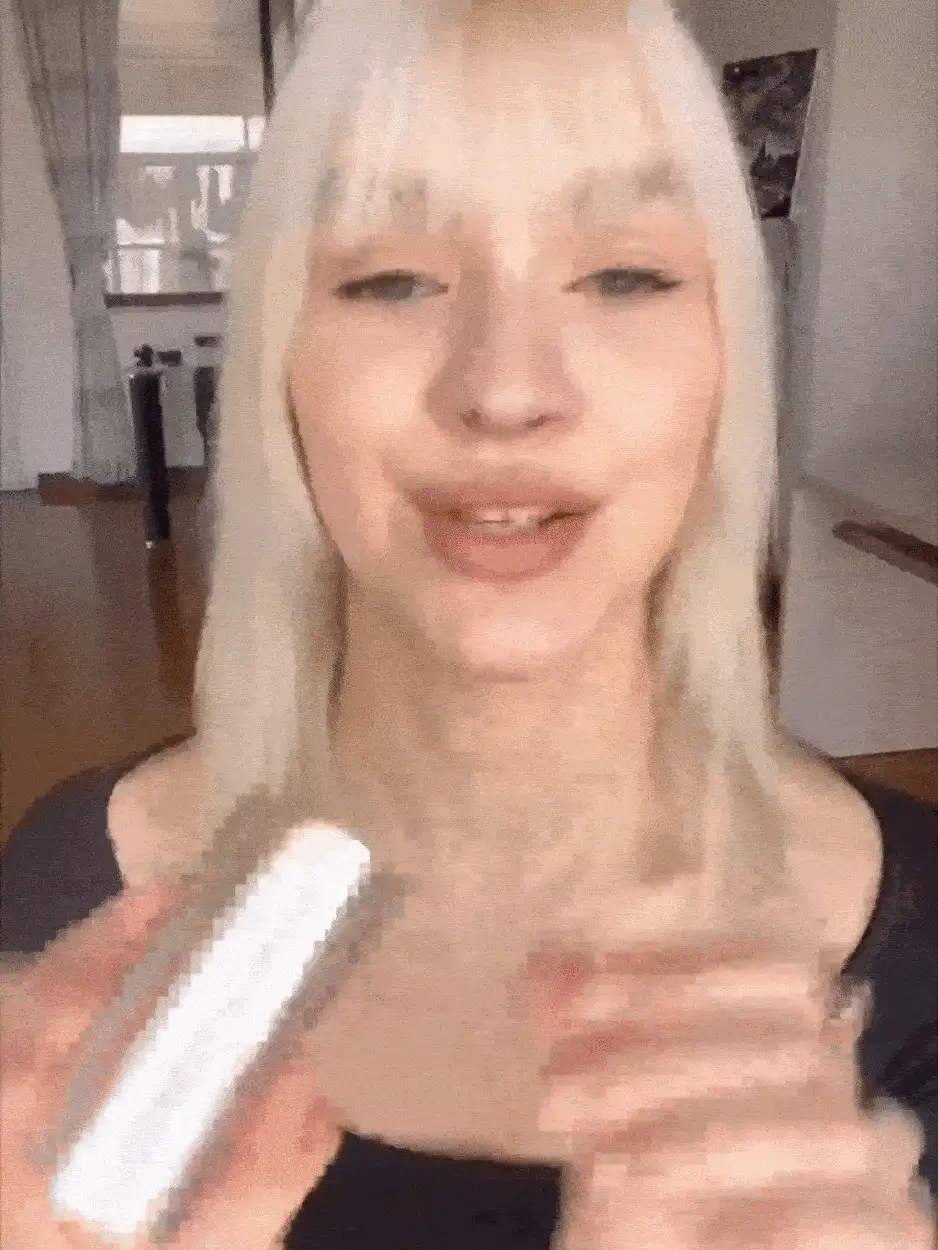 SHEGLAM HAIR Locked in عصا تصفيف قوية لامعة لامعة - 30 جم، عصا شمع ناعمة للشعر، تحكم في الشعر المتطاير، أعواد أنيقة، ثبات طويل الأمد، مظهر أنيق بتمريرة واحدة، غير لزجة وغير دهنية، خالية من التقشير وبدون قالب أبيض، رائحة التوت البري مصنوعة لجميع أنواع الشعر|مستقيم، مموج، مجعد، متعرج ماكياج شاطئ y2k يسافر التخييم مدرسة كوسبلاي هدية حرم الجامعة موضة
