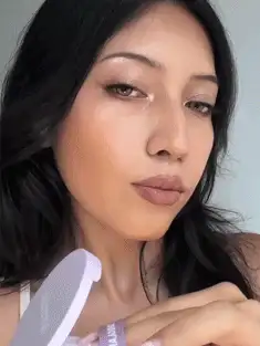 SHEGLAM Insta-Ready 臉部和眼部定妝粉 雙芋圓控油無瑕全覆蓋輕薄粉餅散粉紫色亮澤平滑定妝粉面部彩妝 品牌 美容 化妝 化妝品 適合女性與女孩 完美搭配冬季春季 Y2K 時尚 流行 生日禮物 假期 派對準備就緒 最佳顏色 - 芋頭 - 查看 3