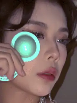 SHEGLAM 月光光泽高光粉，多维闪耀，高光泽妆效，蓝绿色反光，多用途，提亮面部妆容，紫色哥特风高光，品牌美妆，面部彩妆，女士女孩适用，冬季完美之选，Y2K时尚潮流，适合生日、圣诞节礼物，派对必备，最佳颜色 - 無色 - 查看 2