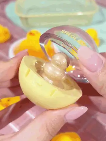 SHEGLAM Lucky Duck 3D提亮粉 品牌 美容 化妝 化妝品 適合女性與女孩 完美搭配夏季春季 Y2K 時尚 流行 生日 母親節禮物 假期 派對準備就緒 最佳顏色 - 金色 - 查看 2
