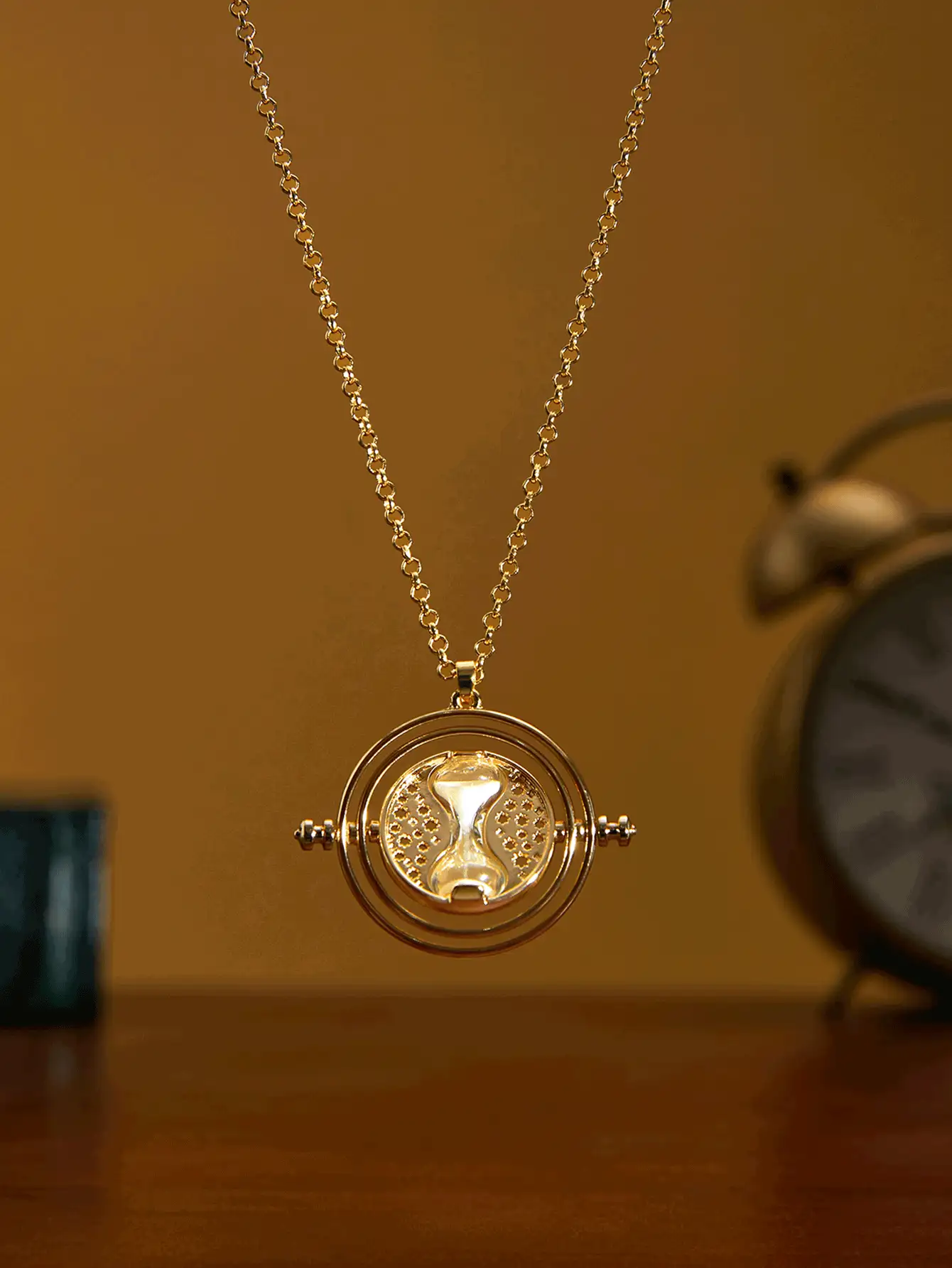 HARRY POTTER X SHEIN 金锌合金可旋转时间转换器吊坠项链，时尚饰品，情人节，返校季礼物 - 金色 - 查看 3