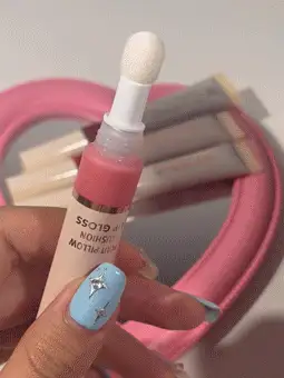 SHEGLAM Pout Pillow Cushion 唇彩-Cat Nap 保濕液體唇膏高光澤海綿頭塗抹器保濕不沾唇釉派對唇彩 品牌 美容 化妝 化妝品 適合女性與女孩 完美搭配冬季 Y2K 時尚 流行 生日禮物 假期 派對準備就緒 最佳顏色