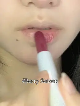 SHEGLAM Pout-Perfect Shine 豐唇膏-莓果季節保濕豐唇固體唇彩不黏滋養豐唇精華椰子油唇膏唇部化妝品紫色豐唇膏 品牌 美容 化妝 化妝品 適合女性與女孩 完美搭配夏季春季 Y2K 時尚 流行 生日 母親節禮物 假期 派對準備就緒 最佳顏色 - Berry Season - 查看 2