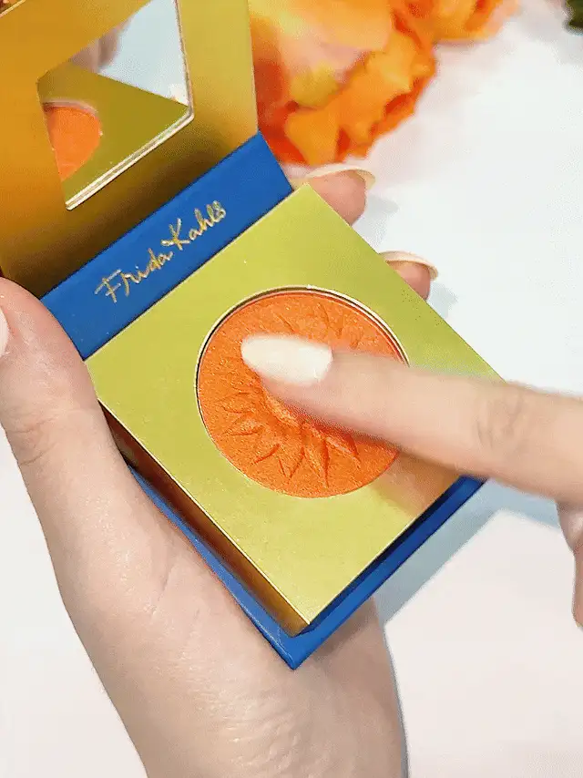 Frida Kahlo X SHEIN 1 Buah - Kotak Kertas Berbentuk Bunga, Warna Perona Pipi Oranye, Dengan Kilauan Mutiara, Ciptakan Tampilan Riasan Sempurna - Jeruk persik - View 6
