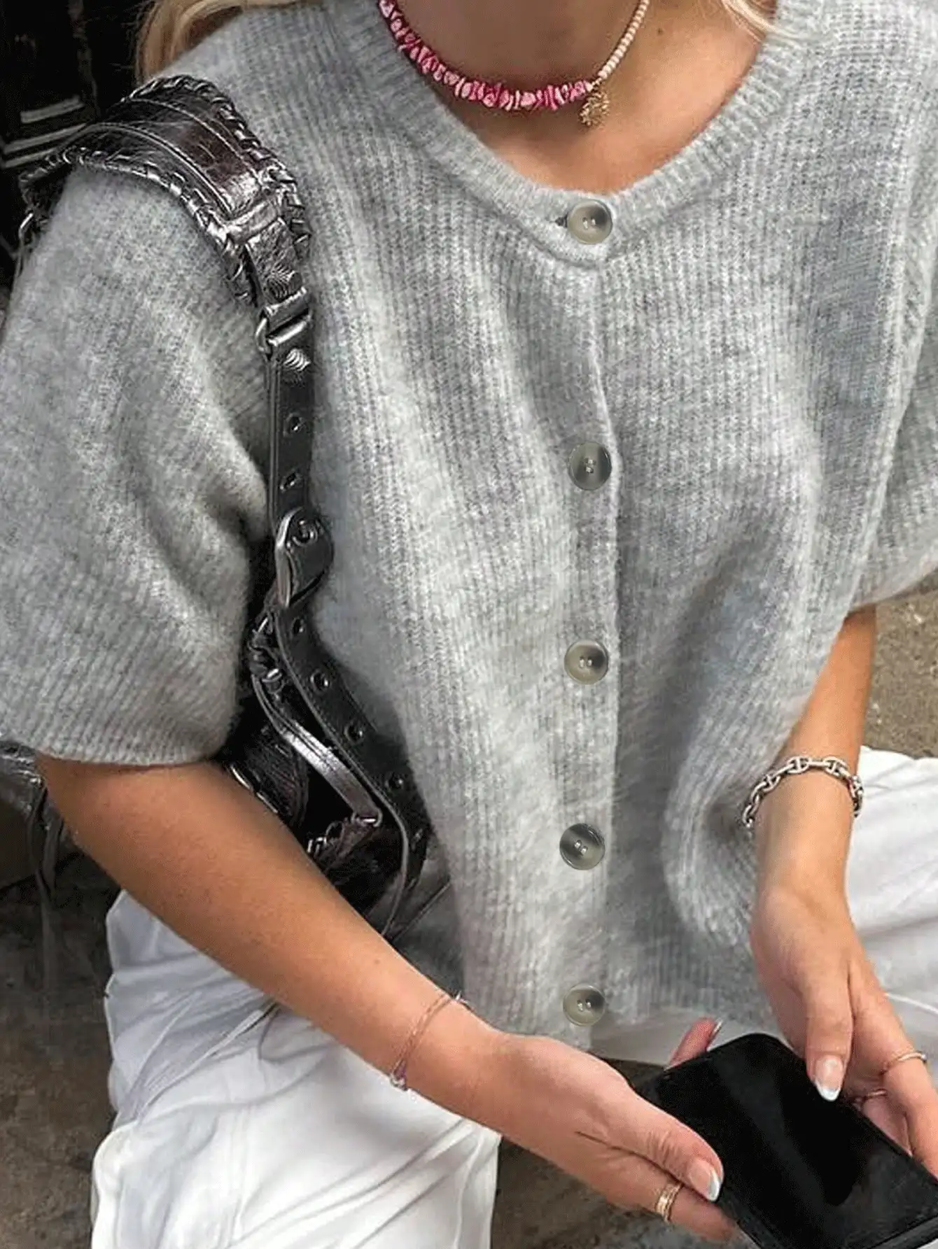 Cárdigan de punto de manga corta de unicolor casual para mujer, jersey de punto con cuello redondo pequeño y detalles de ribete acanalado, cierre con botones de carey, nueva colección otoño/invierno 2025 para mujer, tela de lana suave, adecuado para diversas ocasiones: mujeres modestas, vuelta al colegio, mujeres de fiesta, mujeres Y2K, citas, streetwear, conciertos