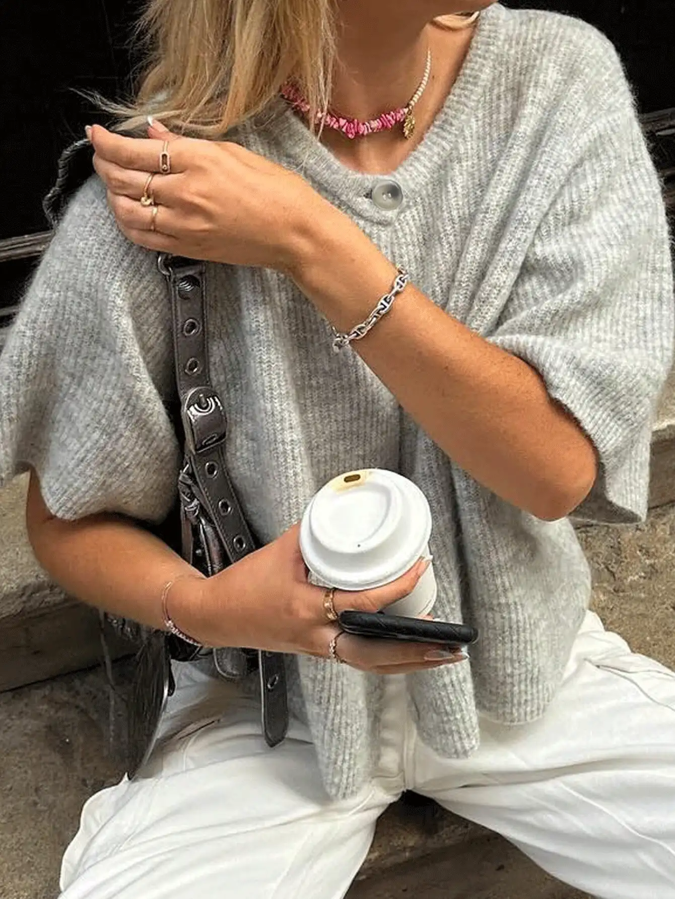 Cárdigan de punto de manga corta de unicolor casual para mujer, jersey de punto con cuello redondo pequeño y detalles de ribete acanalado, cierre con botones de carey, nueva colección otoño/invierno 2025 para mujer, tela de lana suave, adecuado para diversas ocasiones: mujeres modestas, vuelta al colegio, mujeres de fiesta, mujeres Y2K, citas, streetwear, conciertos