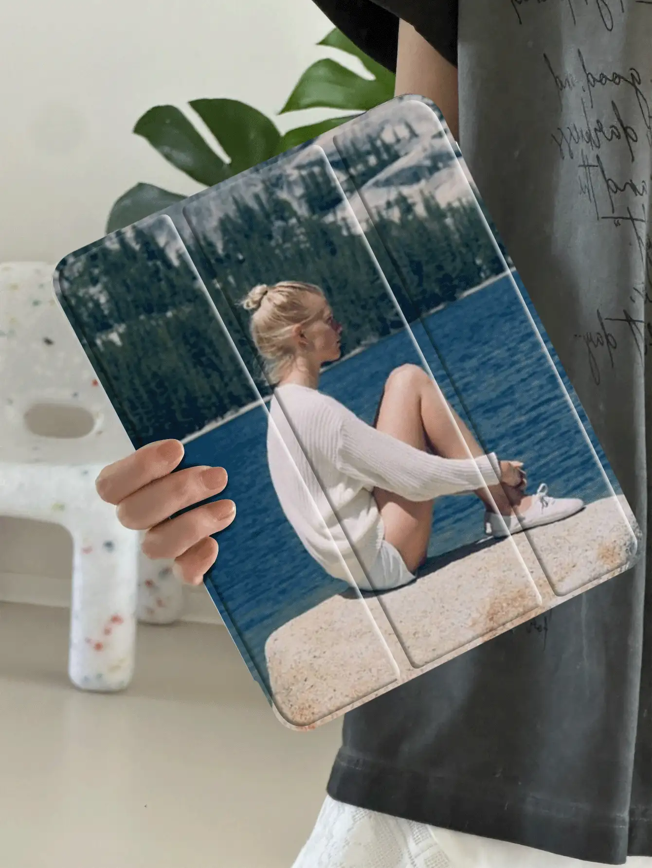 1 chiếc ốp lưng máy tính bảng trong suốt có khe cắm bút chì, thiết kế gấp 3 lần, in toàn bộ hình ảnh, kiểu dáng thanh lịch, phù hợp với iPad thế hệ 10/11/10.2/10.5/Air4/Air5/10.9/Pro11/Air 11 inch (M2)-2024/Pro 11 inch (M4)-2024/iPad Air 11 inch (M3) 2025/iPad (A16) 11 inch thế hệ 11 2025 Mini6/Mini7/Air1/Air2/9.7, Tab A8 10.5 inch 2022. Sản phẩm không bao gồm bút. Có khe cắm bút chì tích hợp, chức năng tự động bật/tắt màn hình bằng nam châm, thiết kế đơn giản/thanh lịch/sáng tạo/cá nhân hóa. Có thể có sự khác biệt nhỏ về màu sắc trong hình ảnh in toàn bộ. Khe cắm bút chì bên trái không thể sạc trực tiếp. - Nhiều màu - Xem 4