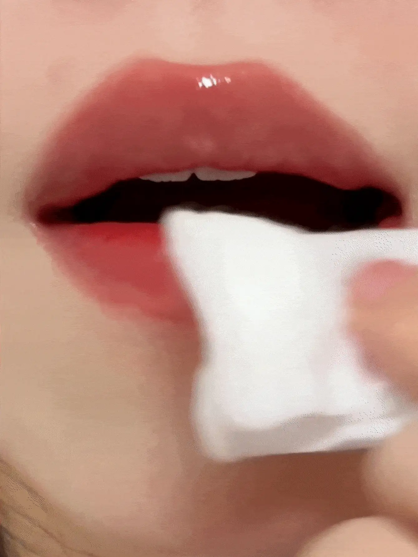 COLORKEY 唇部精华油，保湿唇彩，修护唇纹，预防唇部干燥皲裂，高光泽，不粘腻，滋养唇部，淡化唇纹，呵护双唇，打造精致唇妆。一款适合女性和女孩的彩妆品牌产品，是秋冬季的理想之选。可用于打造拿铁妆、Y2K妆、90年代妆、酷女孩妆、唇妆搭配、新娘妆、情人节妆等。 - R035 Dewy Rose - 查看 3