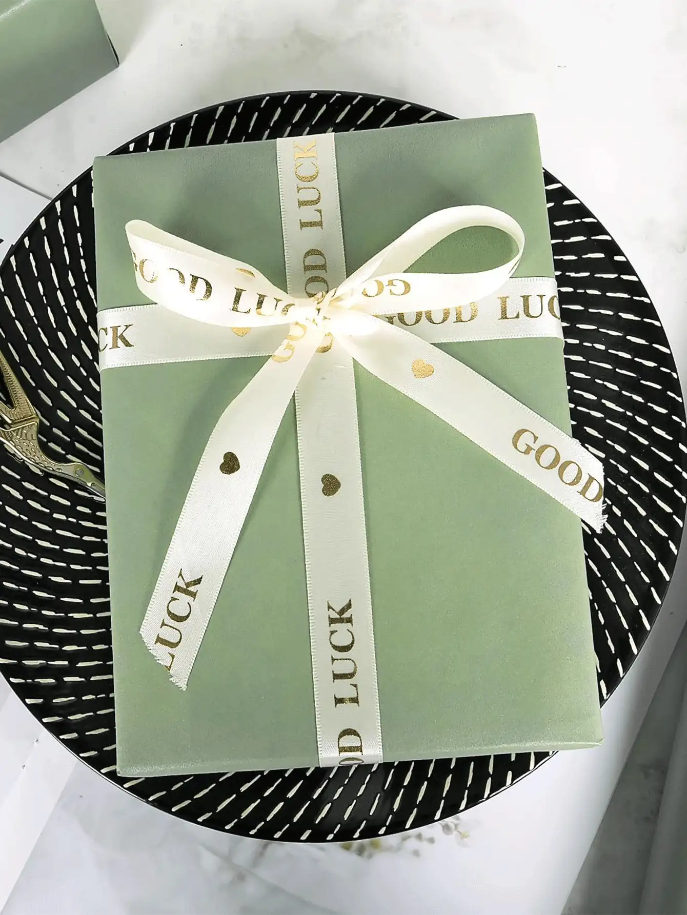 1卷鼠尾草绿包装纸，哑光金属质感包装纸，纯色包装纸，礼品包装纸，适用于婚礼、情人节、生日、圣诞节、DIY花束、金属圣诞礼品包装纸、DIY圣诞装饰纸，纯色图案，哑光表面