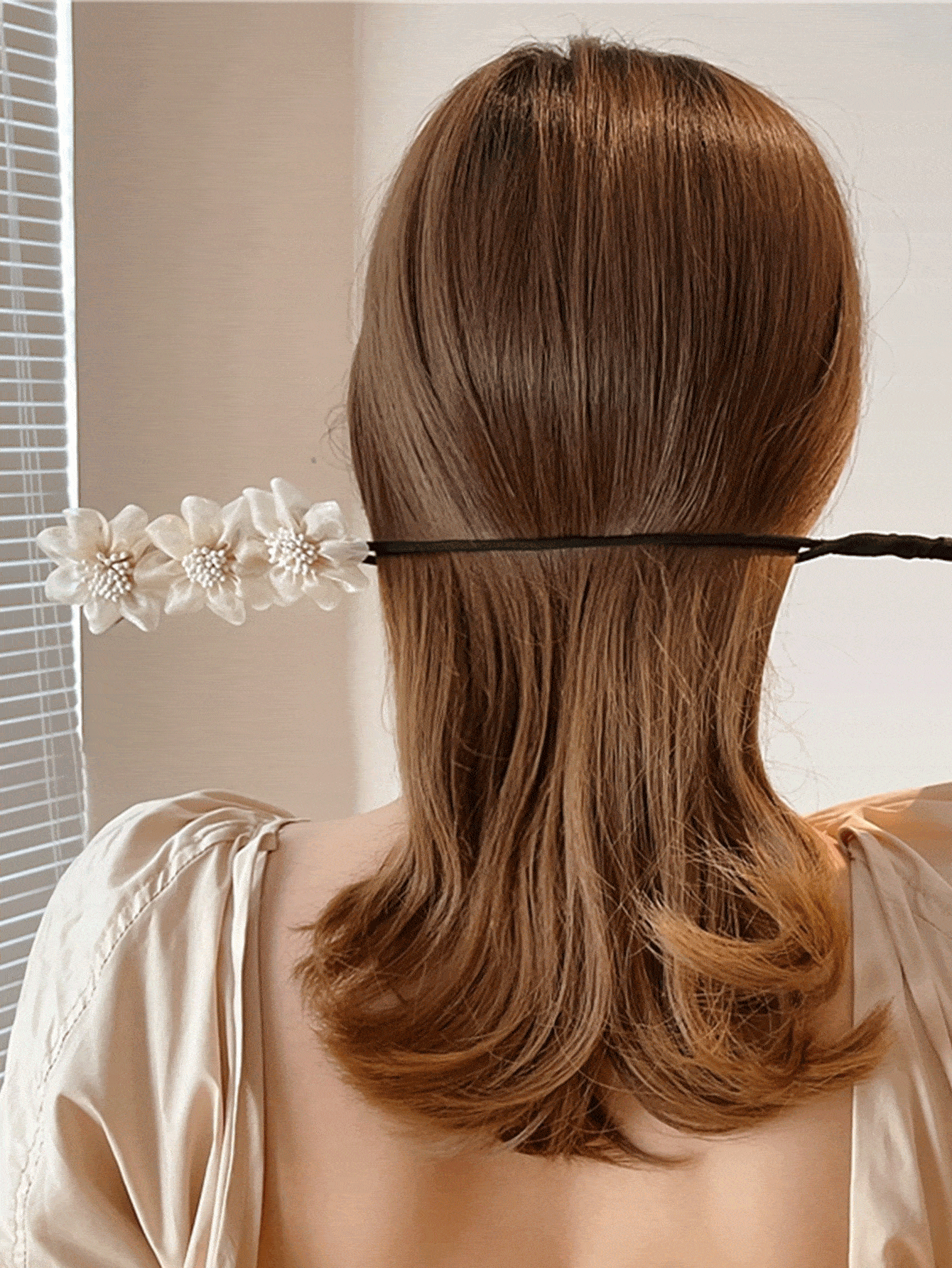 1pc New Flower Bun Maker For Women, Handmade Ivory Flower Hair Accessory With Net And 3 Flower Decorations, Suitable For Elegant Hairstyles Hair Ties Ponytail Holders Hair Elastics Hair Rubber Bands Scrunchies Hair Rope Elastic Hair Tie